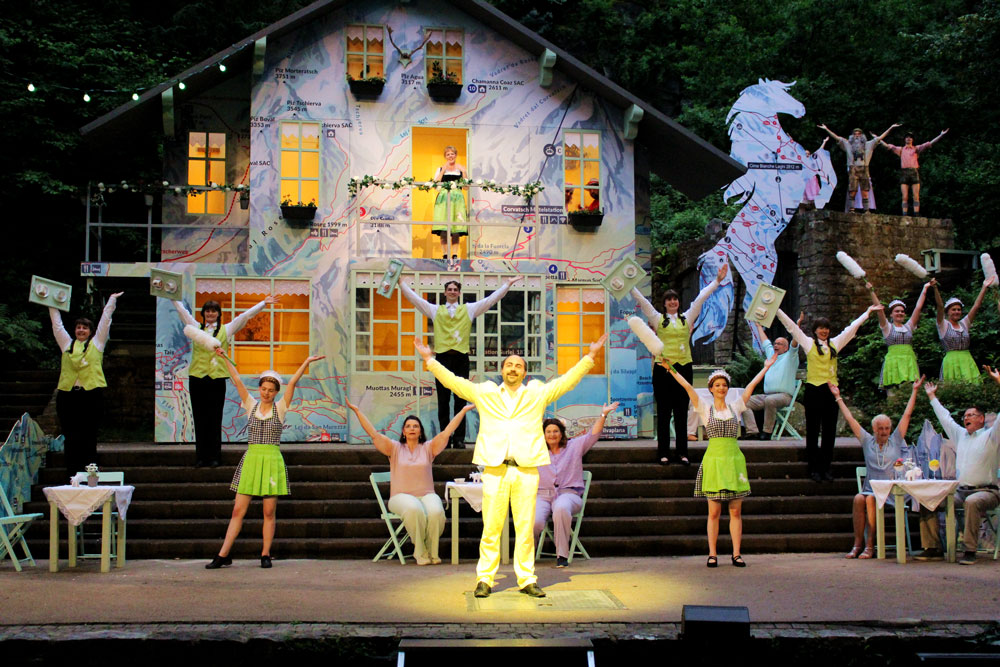 Grosser Auftritt vor dem Corvatsch Haus